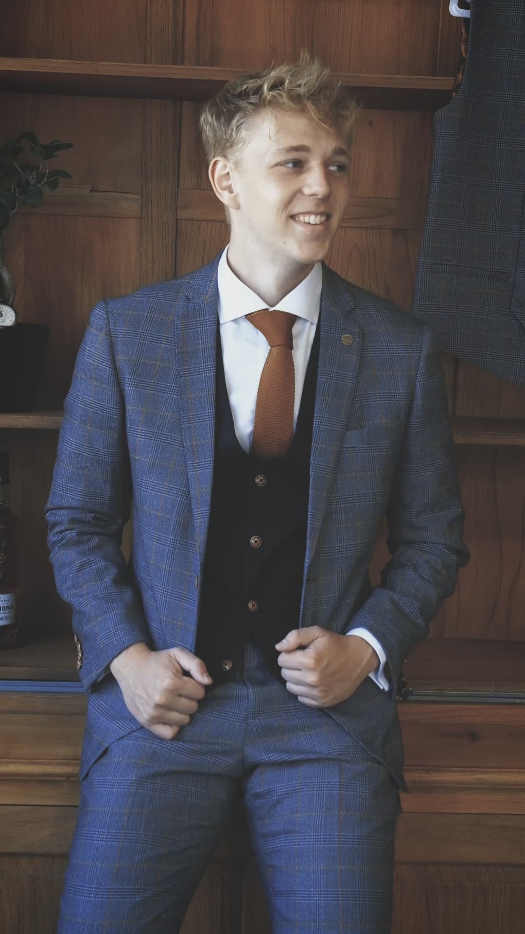 Dreiteiliger-Anzug-Jenson-grau-fur-herren-video